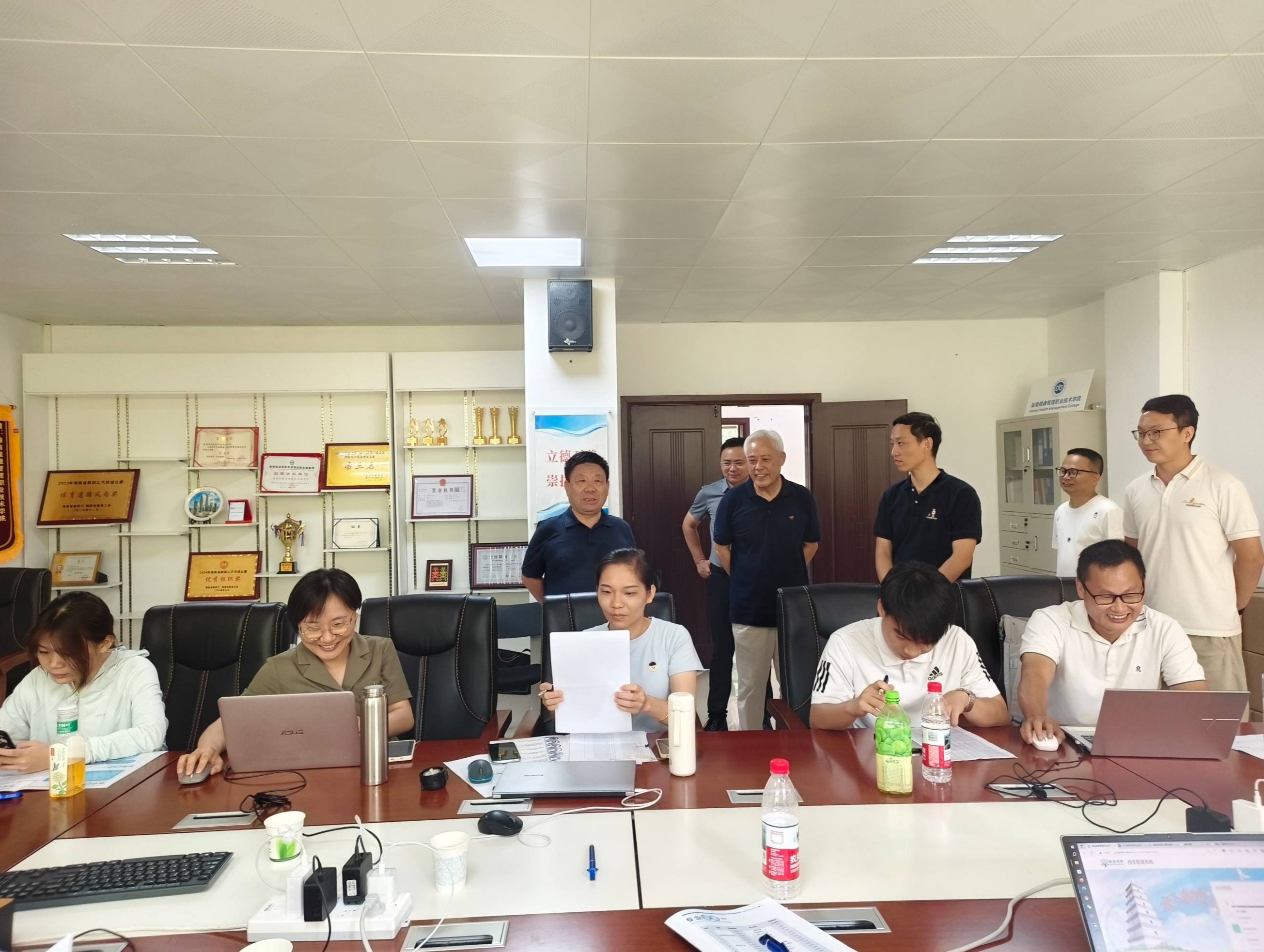 学院暑期招生工作高效推进，院领导亲临现场慰问指导